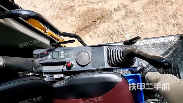 后窗玻璃角标（驾驶室部分）