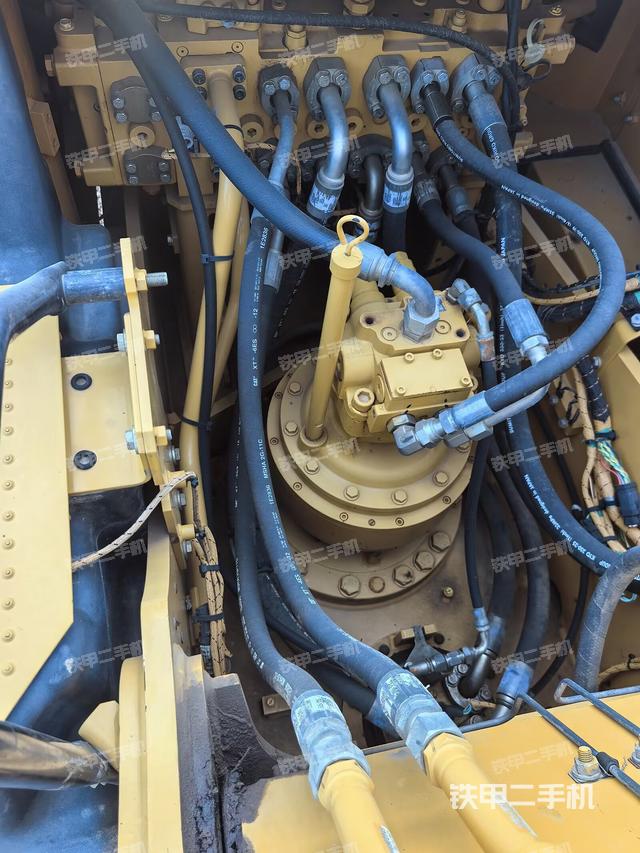 回转马达和主控阀（整机外观）