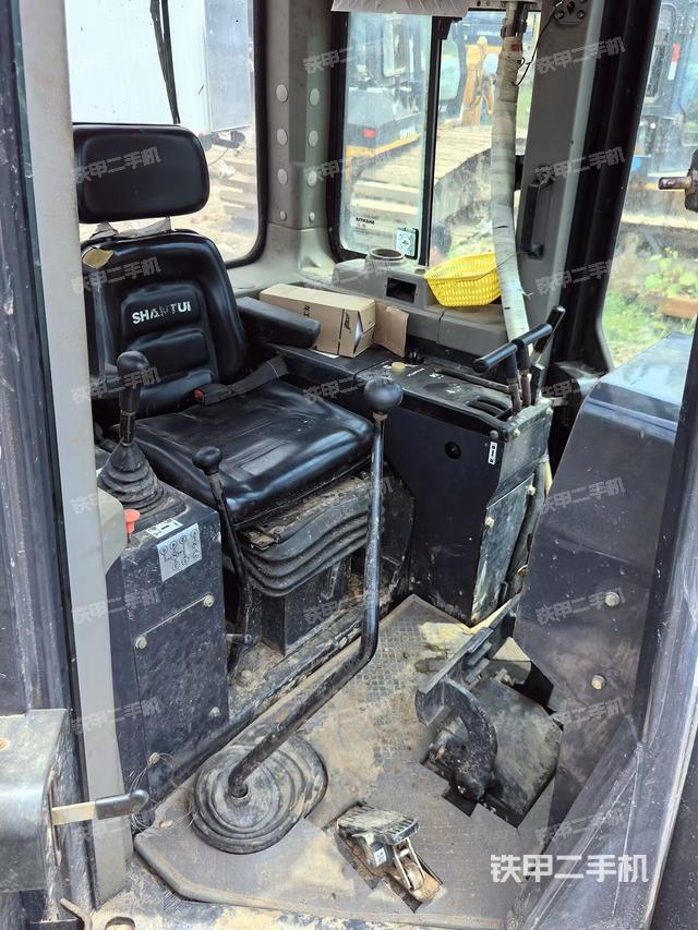 驾驶室操作台（设备外观及核心部件）