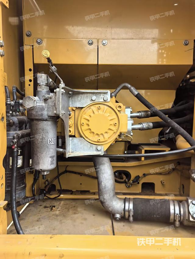 液压泵舱室正面整体（整机外观）