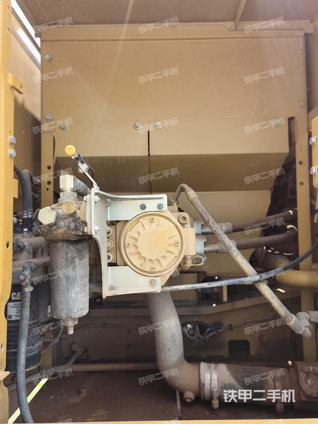 液压泵舱室正面整体（整机外观）