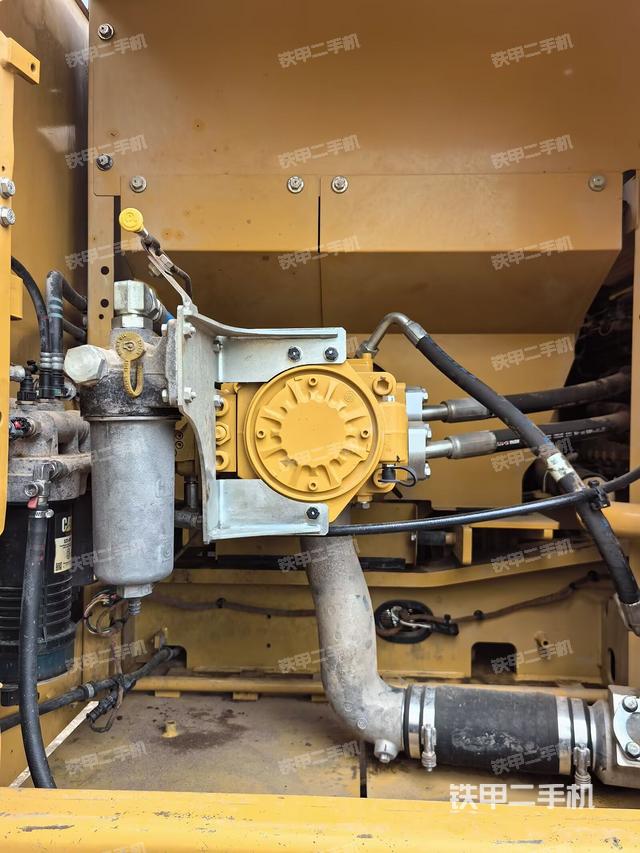 液压泵舱室正面整体（整机外观）