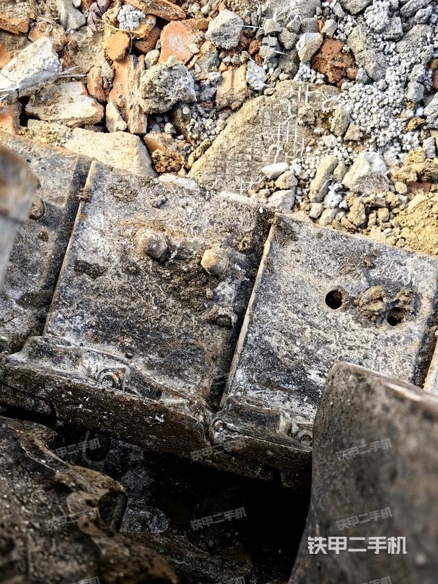 左驅(qū)動輪（行走機(jī)構(gòu)）