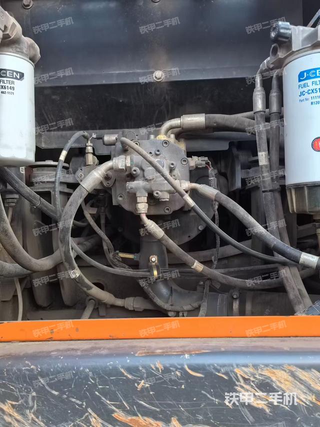 液压泵舱室正面整体（整机外观）