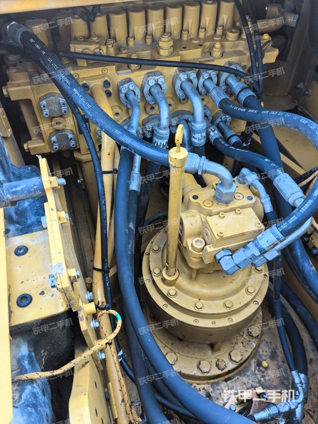 回转马达和主控阀（整机外观）