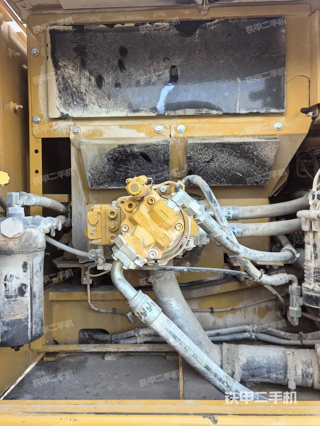 液壓泵艙室正面整體（整機(jī)外觀）