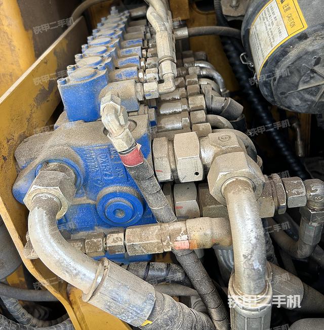 回转马达和主控阀（整机外观）