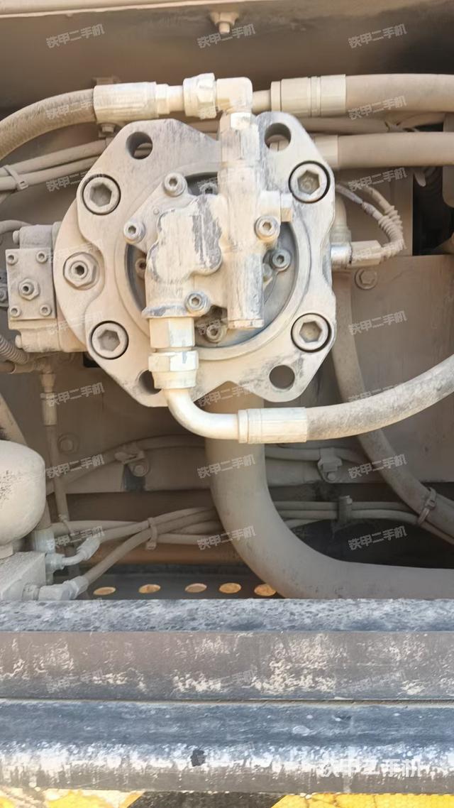 液压泵舱室正面整体（整机外观）