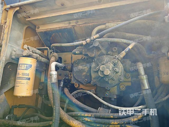 液压泵舱室正面整体（整机外观）