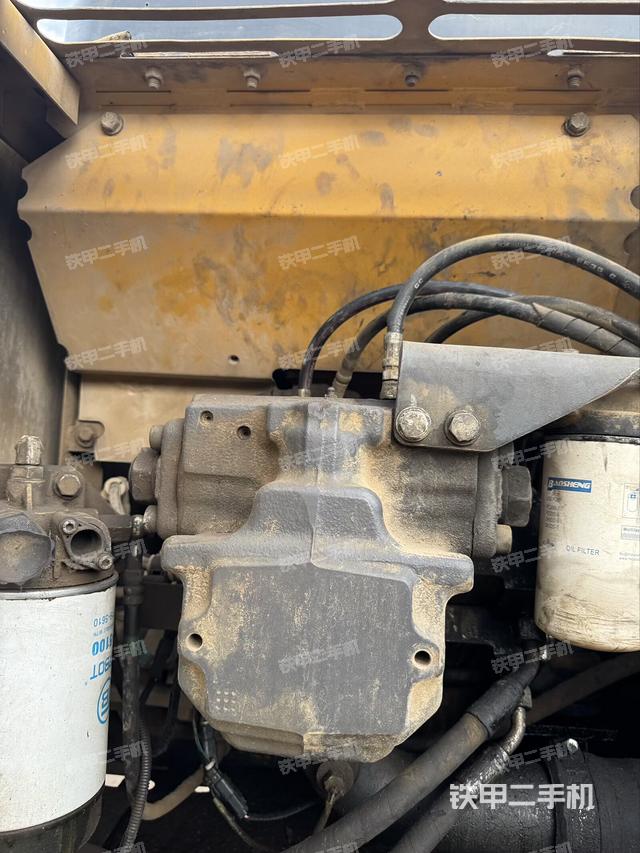 液压泵舱室正面整体（整机外观）