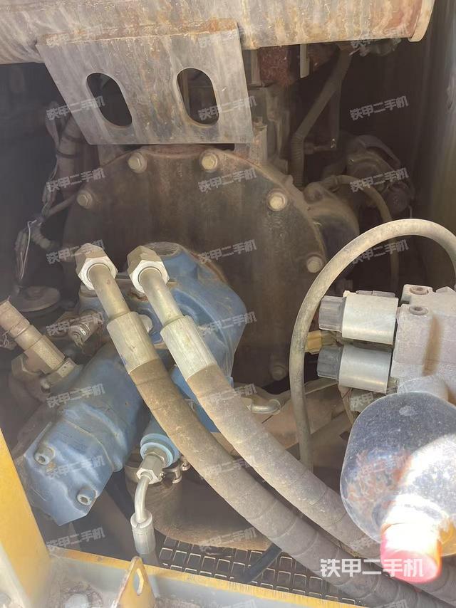 液压泵舱室正面整体（整机外观）