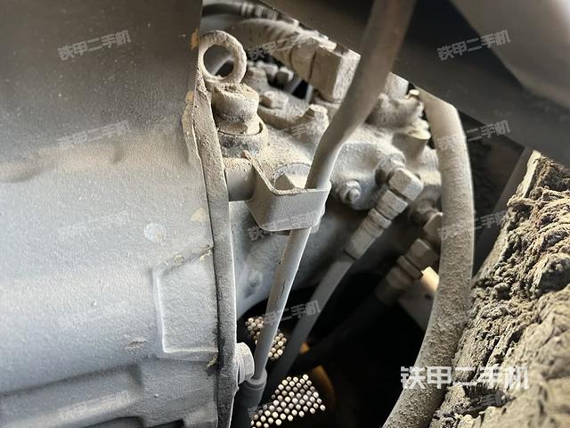 液压泵舱室正面整体（整机外观）