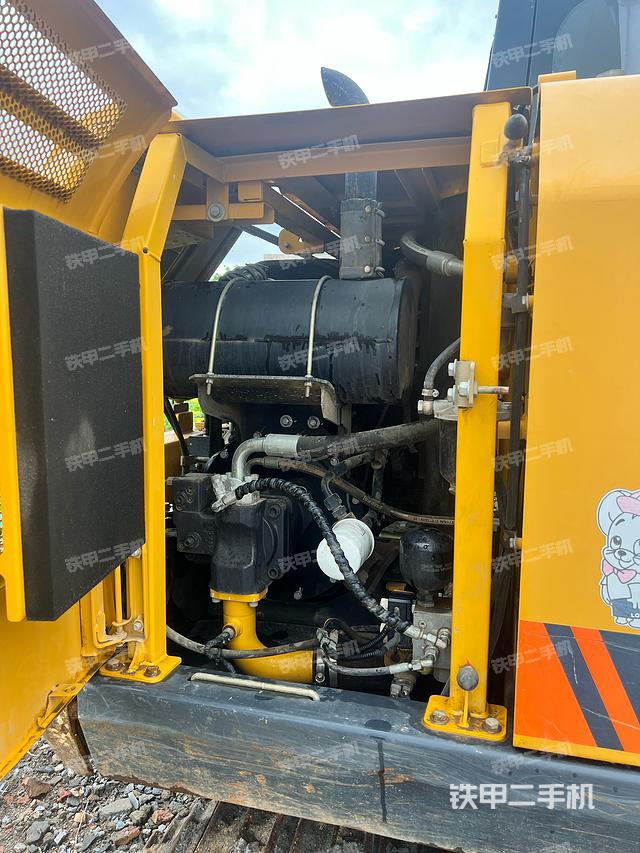 液壓泵艙室正面整體（整機外觀）