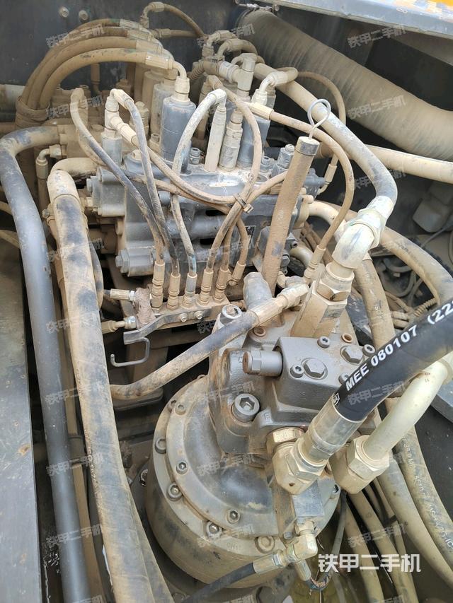 回转马达和主控阀（整机外观）