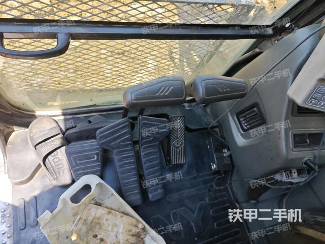 行走控制手柄和踏板?俯拍（駕駛室部分）