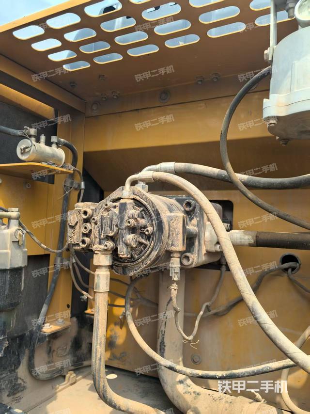 液压泵舱室正面整体（整机外观）