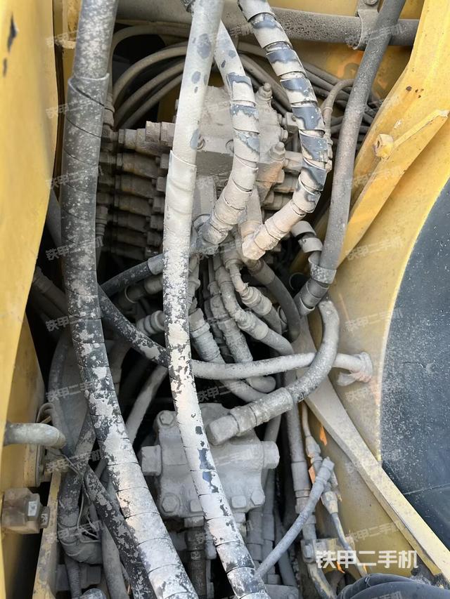 回转马达和主控阀（整机外观）