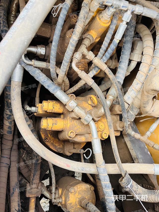 回转马达和主控阀（整机外观）