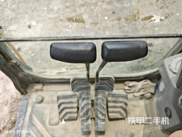 行走控制手柄和踏板?俯拍(駕駛室部分) 行走控制手柄和踏板?俯拍(駕駛室部分)