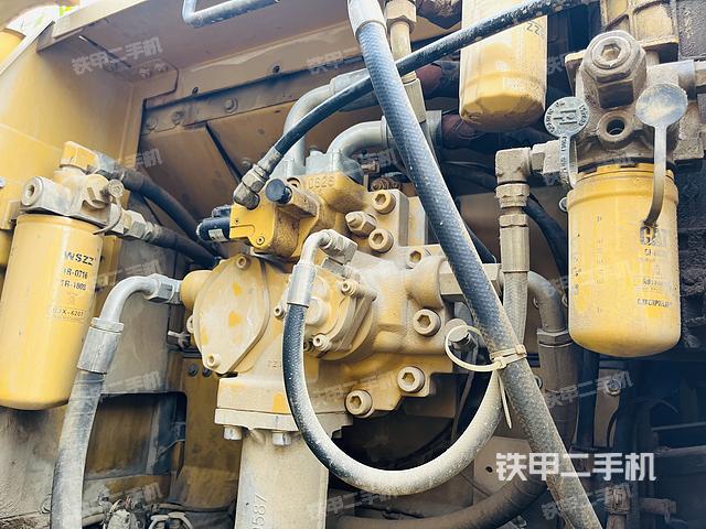 液压泵舱室正面整体（整机外观）