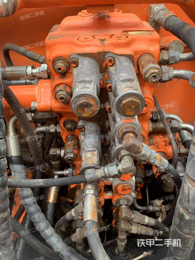 回转马达和主控阀（整机外观）