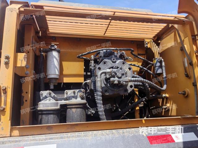 液压泵舱室正面整体（整机外观）