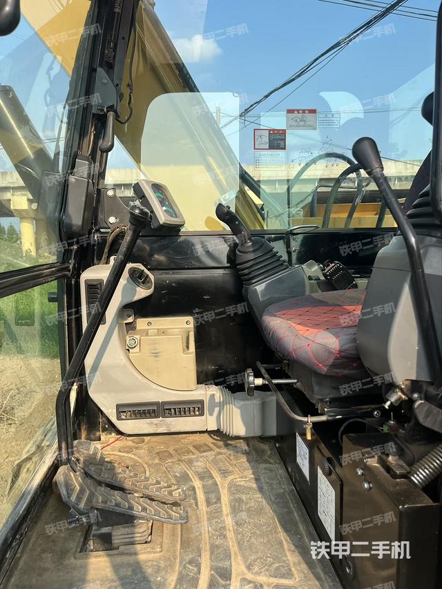 驾驶室顶部（整机外观）