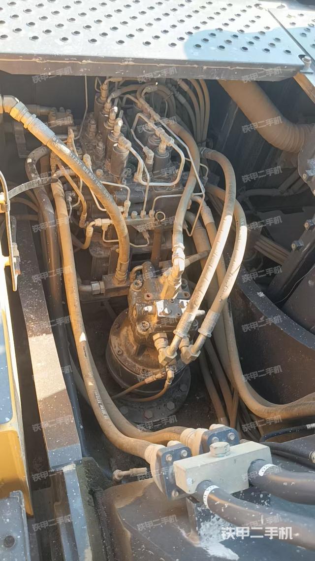 回转马达和主控阀（整机外观）