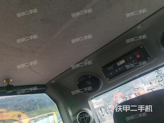 行走控制手柄和踏板?俯拍（駕駛室部分）