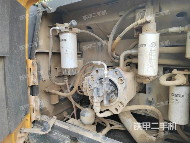 液压泵舱室正面整体（整机外观）