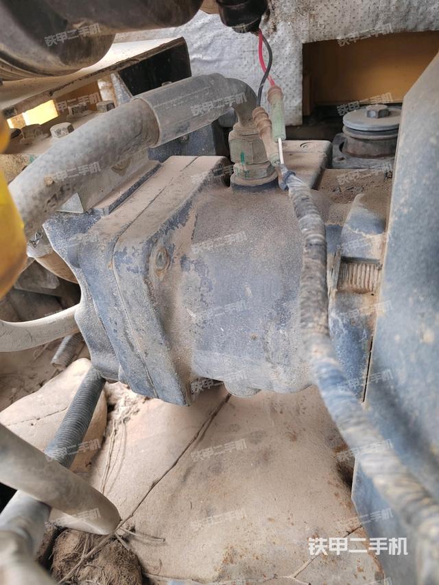 液压泵舱室正面整体（整机外观）