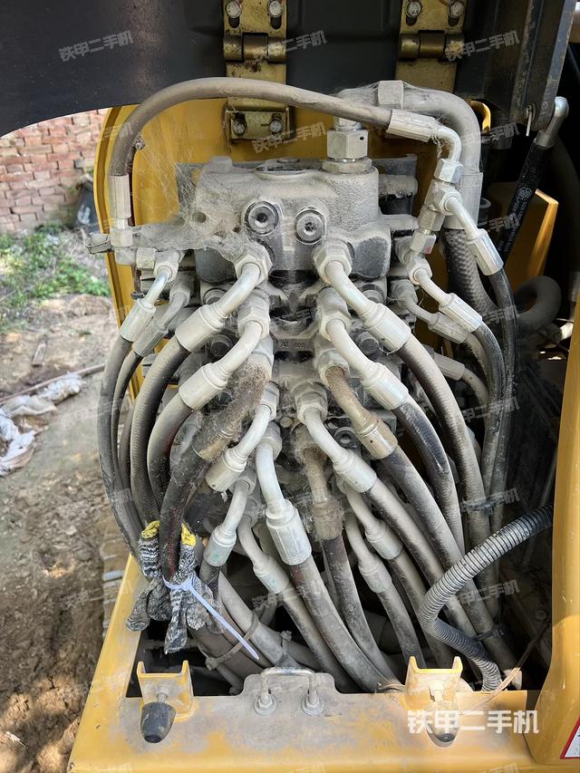 回转马达和主控阀（整机外观）