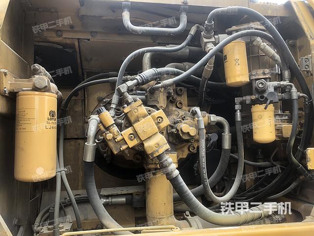 液压泵舱室正面整体（整机外观）