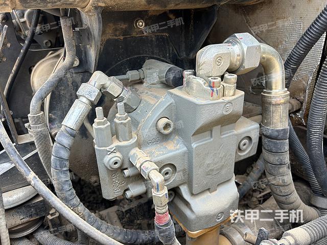 液压泵舱室正面整体（整机外观）