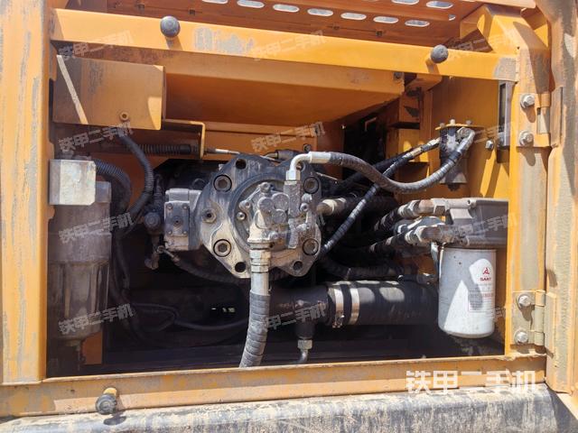 液压泵舱室正面整体（整机外观）