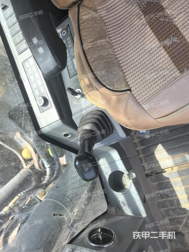 行走控制手柄和踏板?俯拍（駕駛室部分）