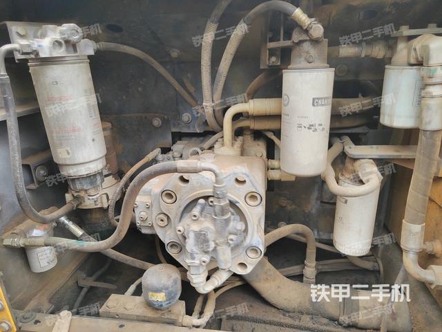 液压泵舱室正面整体（整机外观）