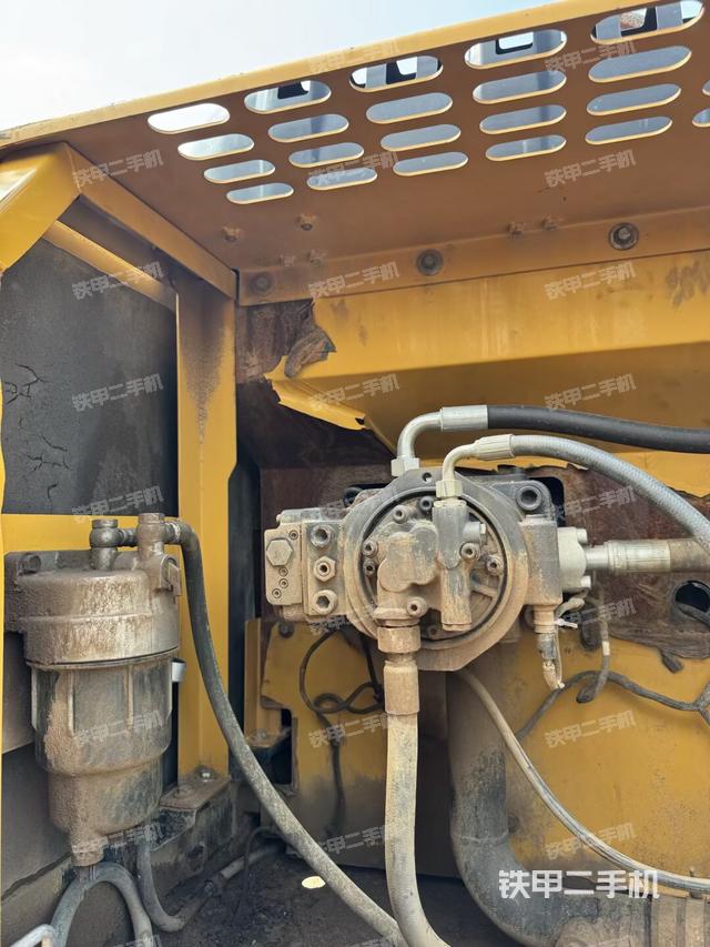 液压泵舱室正面整体（整机外观）