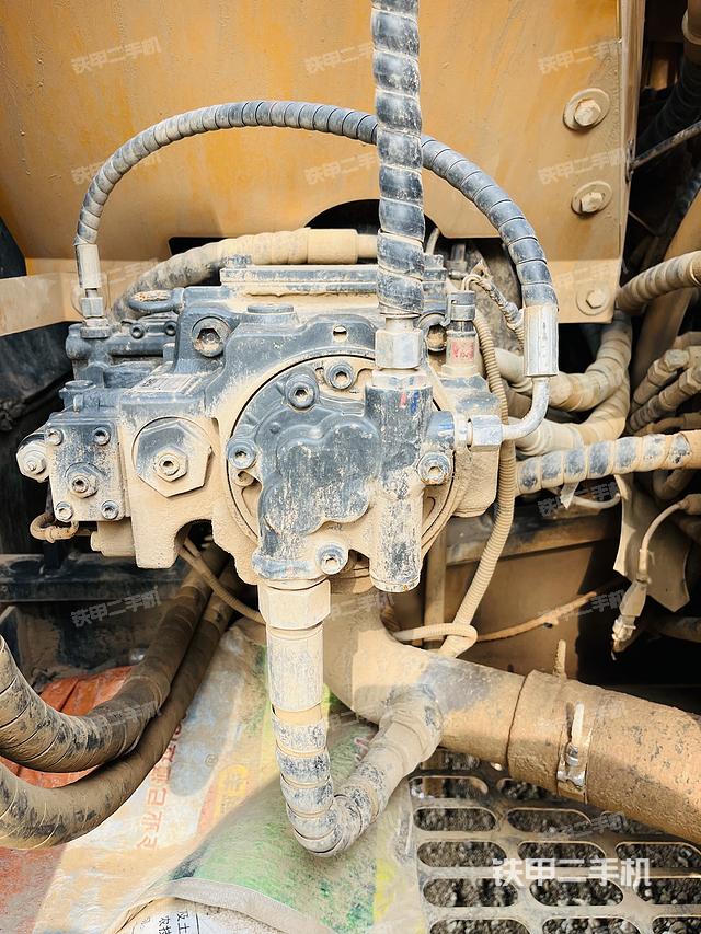 液压泵舱室正面整体（整机外观）