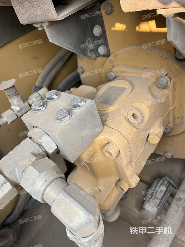 液压泵舱室正面整体（整机外观）