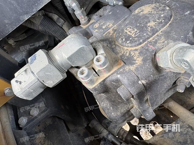 液压泵舱室正面整体（整机外观）