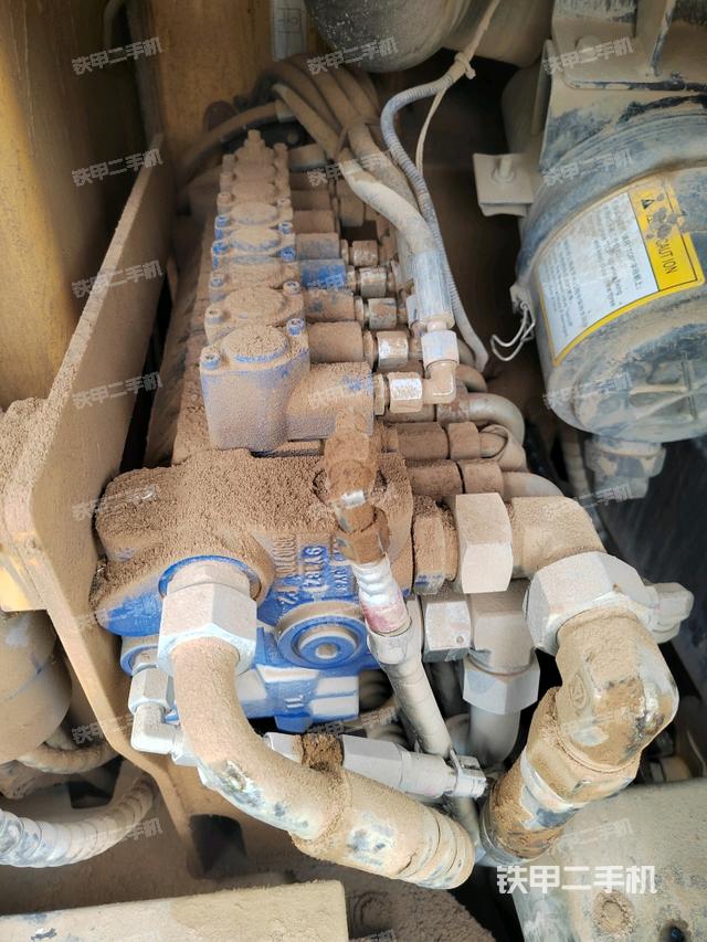 回转马达和主控阀（整机外观）