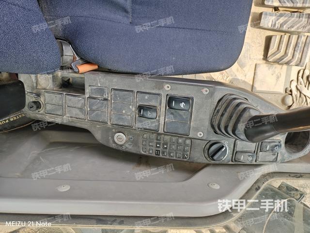 座椅右側(cè)控制臺(tái)/鑰匙門(mén)/油門(mén)/含右手柄(駕駛室部分) 座椅右側(cè)控制臺(tái)/鑰匙門(mén)/油門(mén)/含右手柄(駕駛室部分)