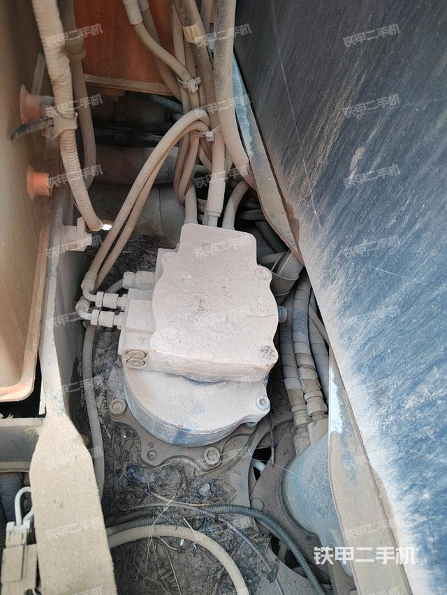 回转马达和主控阀（整机外观）