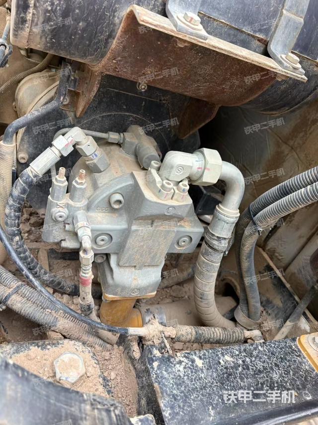 液压泵舱室正面整体（整机外观）