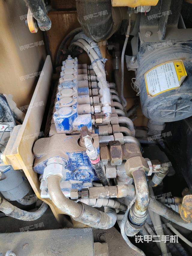 回转马达和主控阀（整机外观）