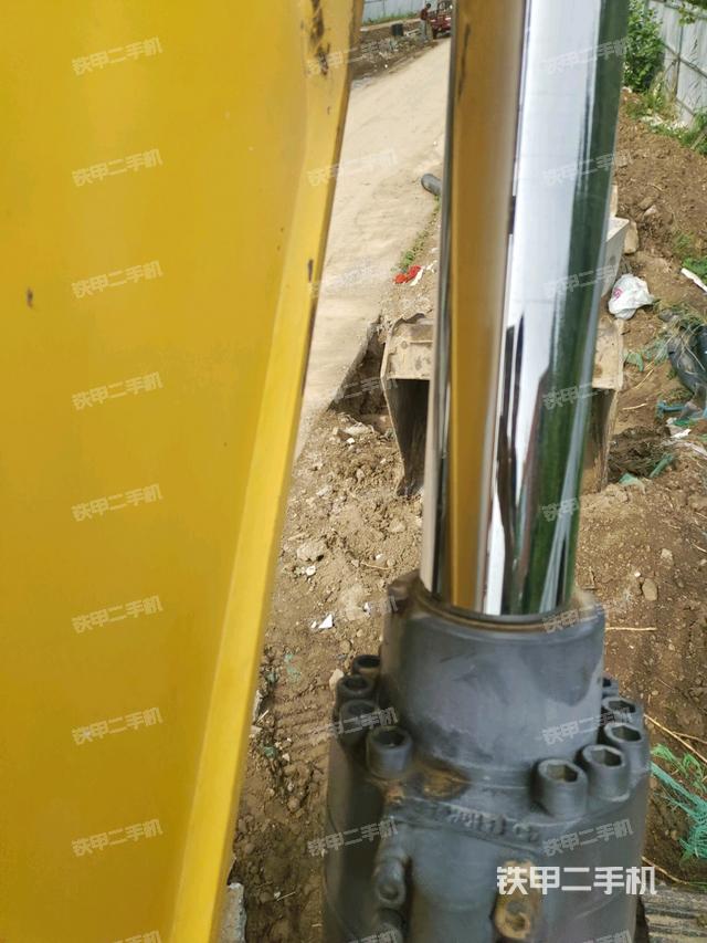 大臂油缸整体 竖拍（工作和回转装置）