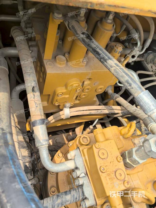 回转马达和主控阀（整机外观）