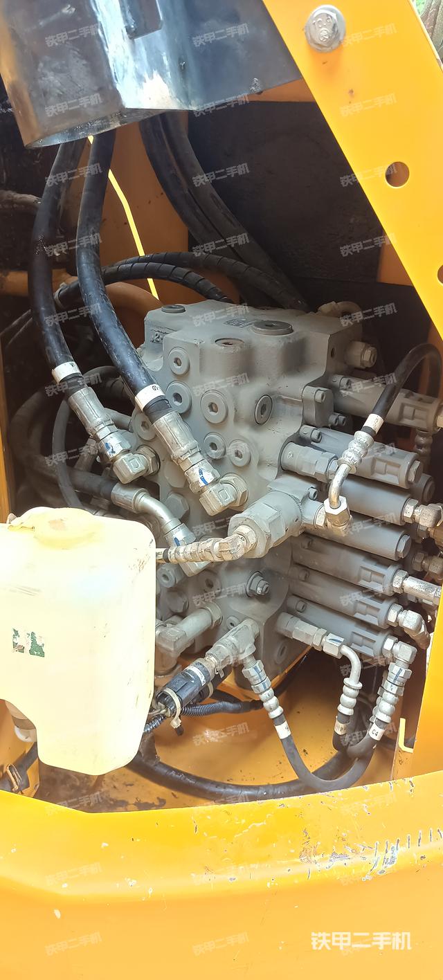 回转马达和主控阀（整机外观）