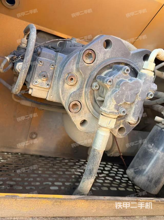 液压泵舱室正面整体（整机外观）